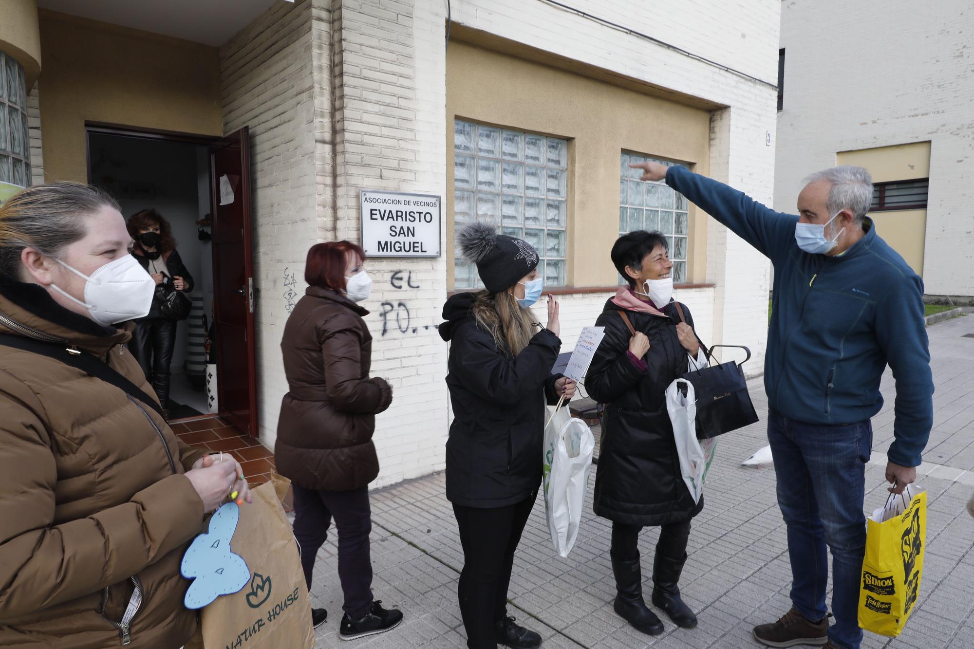 EN IMÁGENES: Los vecinos arrancan con abril libros mil decorando todo el barrio con poesía