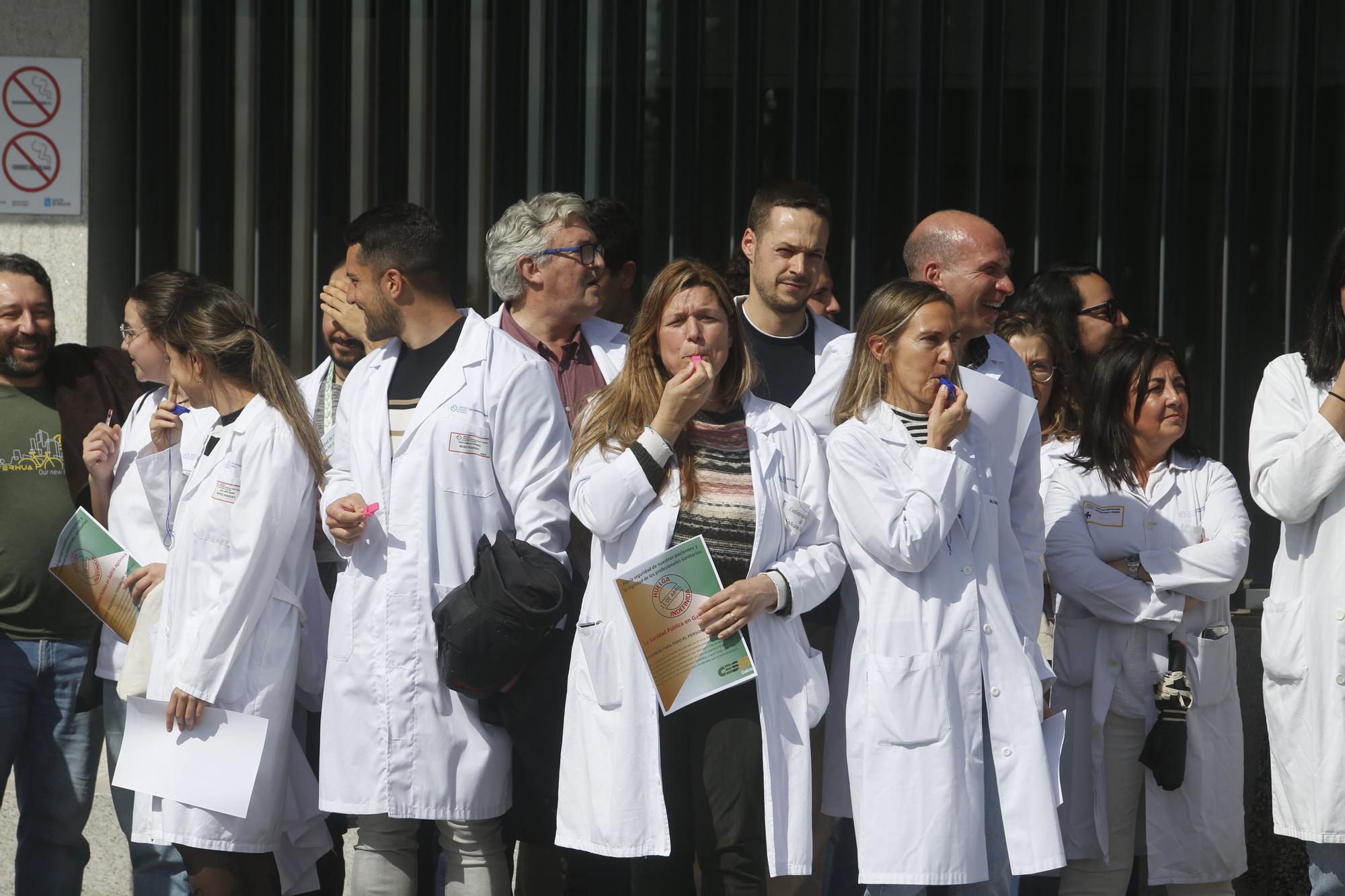 Huelga de médicos en Galicia: 200 facultativos protestan en A Coruña