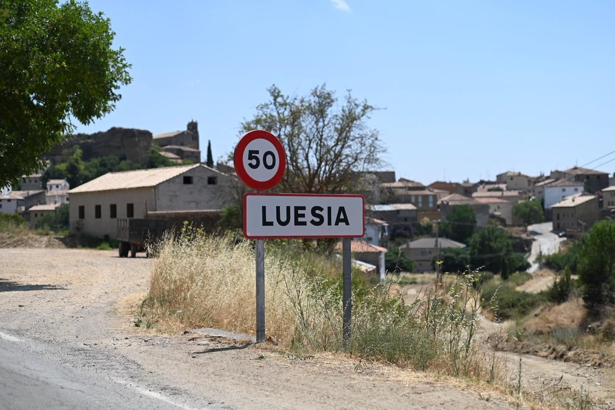 En imágenes I Los vecinos de Luesia vuelven a sus casas tras ser desalojados por el incendio de Orés