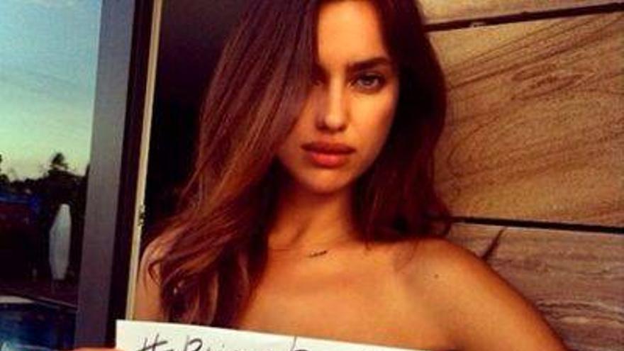 Críticas a Irina Shayk por solidarizarse desnuda con las jóvenes nigerianas