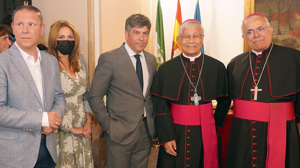 Los ediles Miguel Sánchez y Ana Rodríguez, junto a Rafael Llamas, Lazzaro You Heung Sik y Demetrio Fernández.