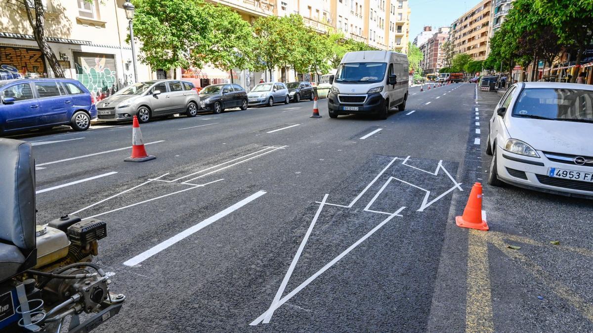 Trabajos de señalización vertical en el nuevo carril-bici.