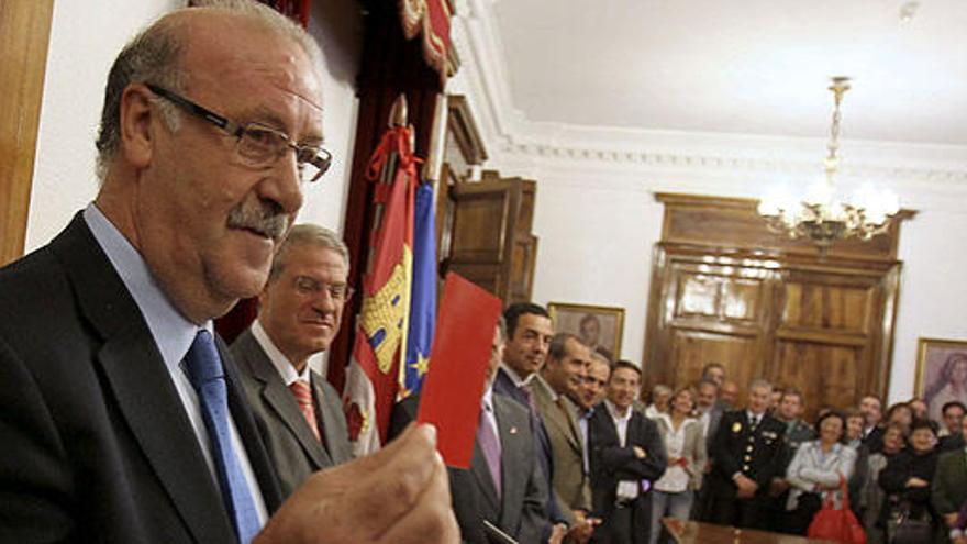 Vicente del Bosque, durante su participación en un acto de la campaña institucional &#039;Saca tarjeta roja al maltratador&#039;