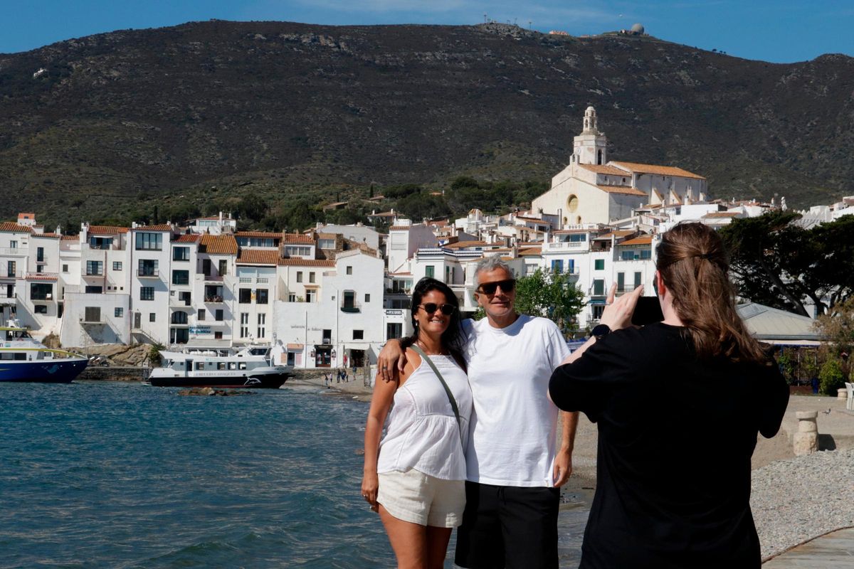 Uns visitants fent-se una foto a Cadaqués.