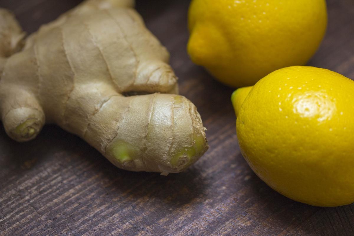 La combinación del té de jengibre con el zumo de limón es un potente quemagrasas natural.