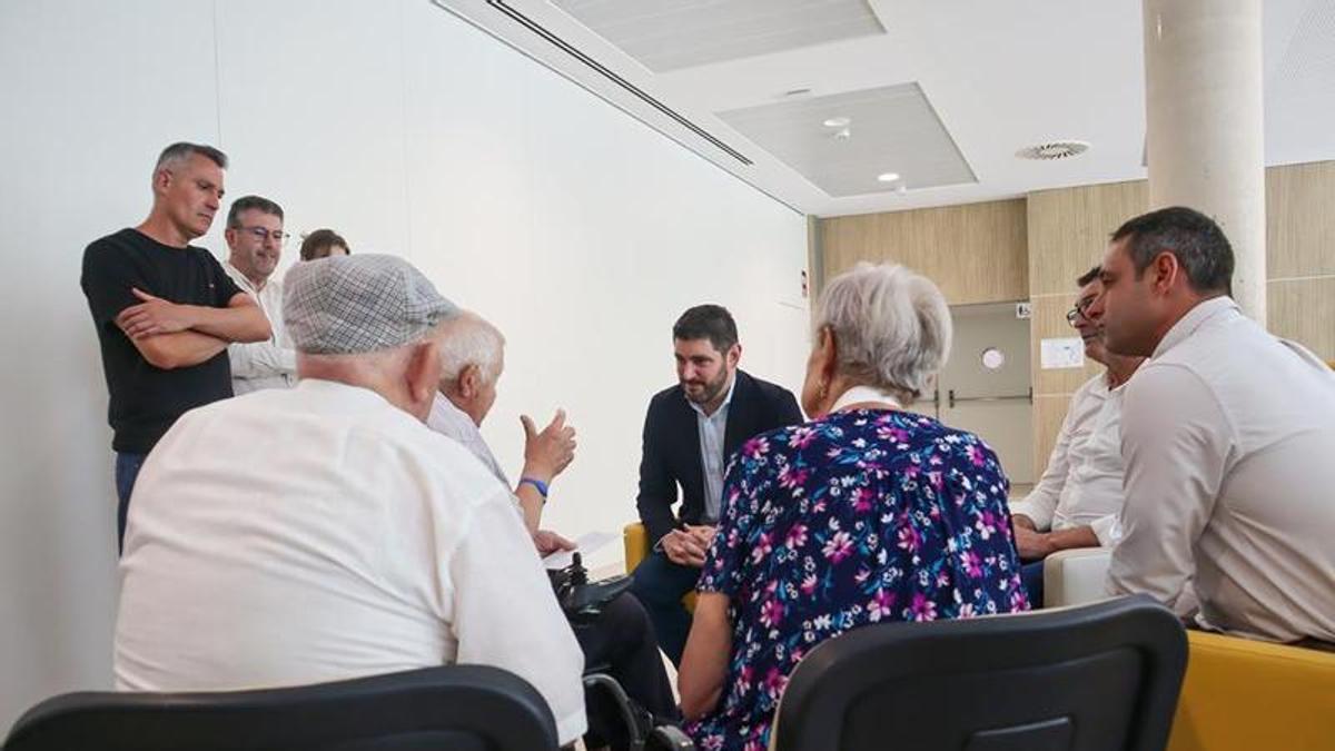 Nolasco y Guía, reunidos con usuarios de la residencia de Andorra.