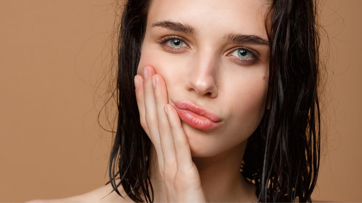 Chica probando productos de Skin Care