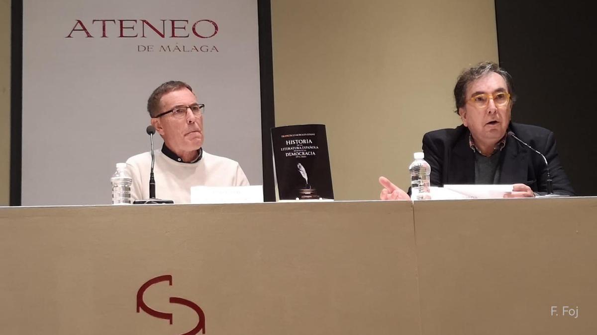 El autor, con Enrique Baena, en el Ateneo de Málaga el pasado martes.