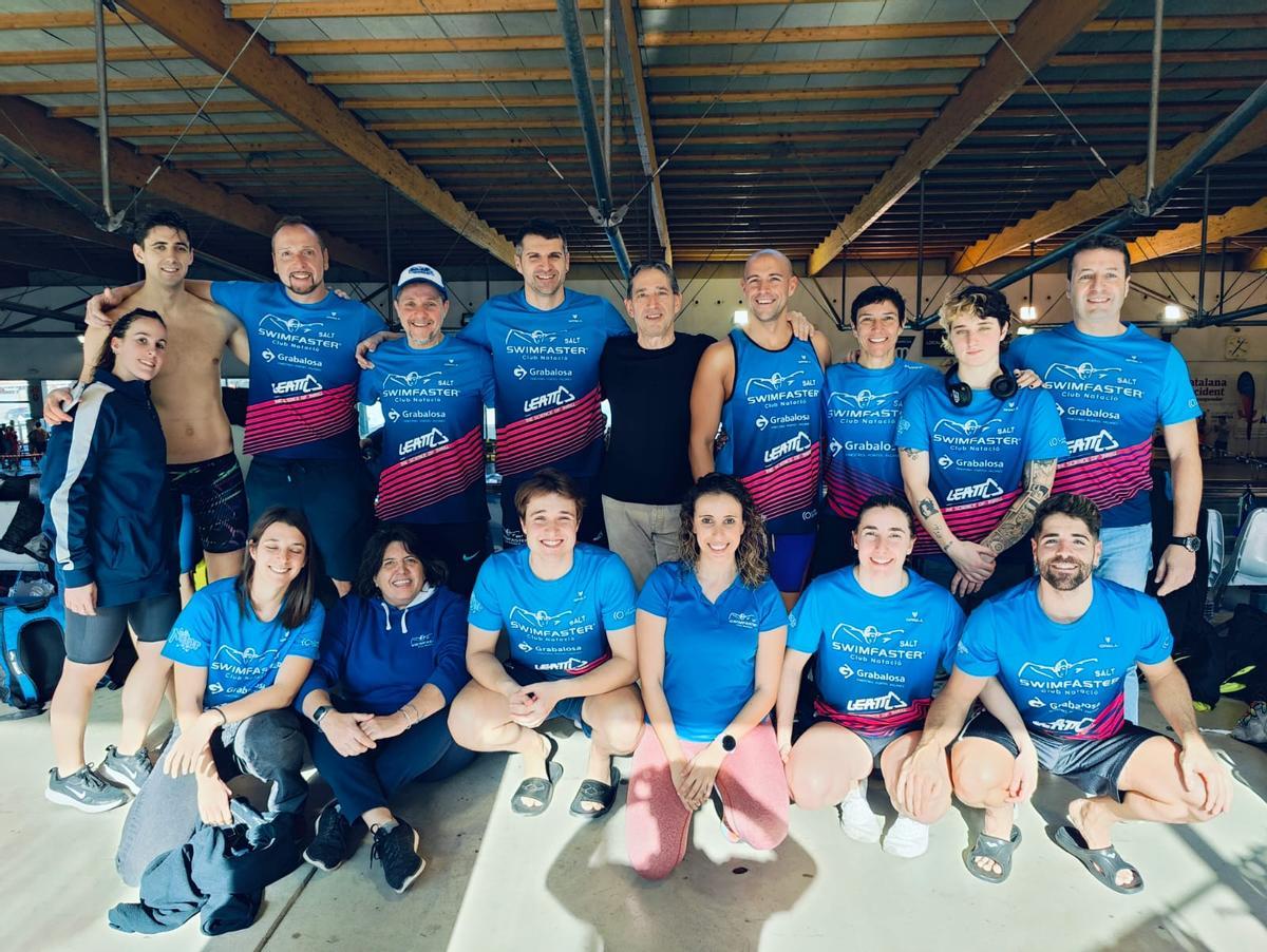 Fotografia de grup del nedadors del Swimfaster en un trofeu.