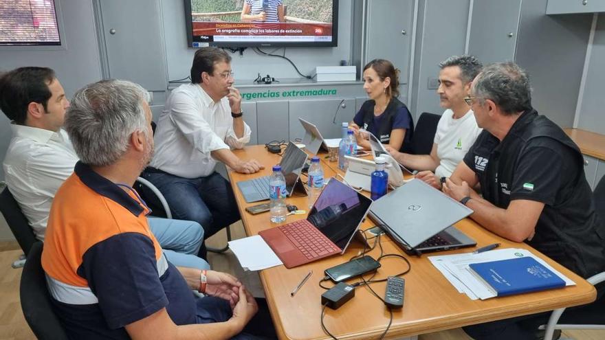 Fernández Vara, reunido la tarde de este miércoles en el Puesto de Mando Avanzado de Villasbuenas de Gata.