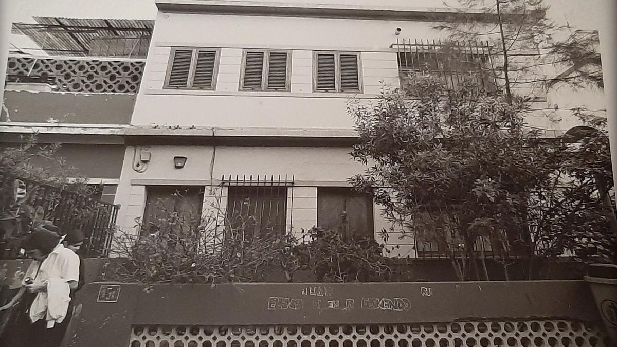 Mari Pepa Beltrán sale de la casa de su abuela antes de ser expropiada en Las Alcaravaneras.