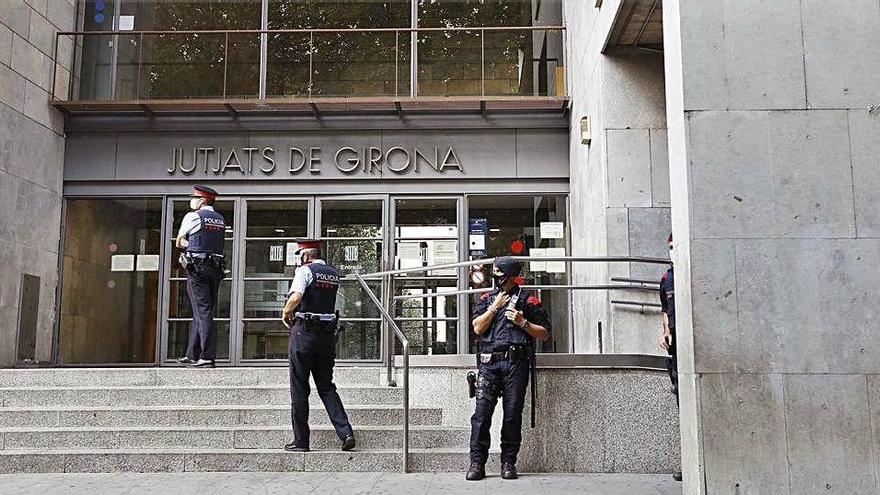 Policies als jutjats de Girona per una concentració ciutadana, fa dues setmanes.