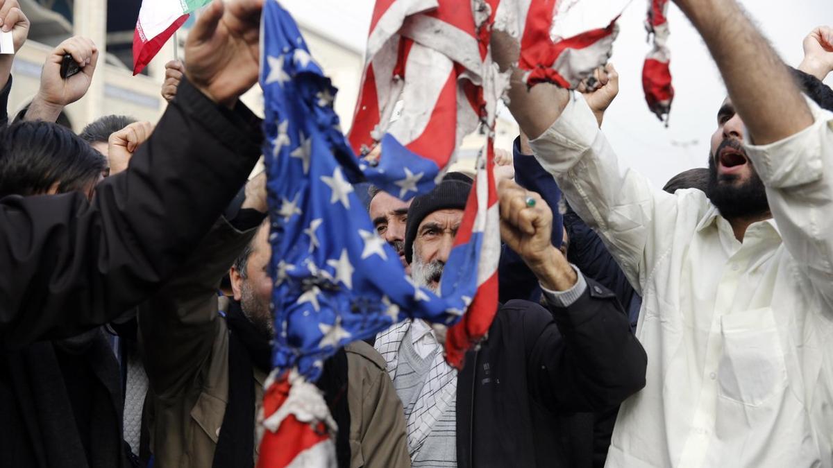 Manifestantes iranís protestan contra EEUU en las calles de Teherán tras el asesinato de Soleimani.