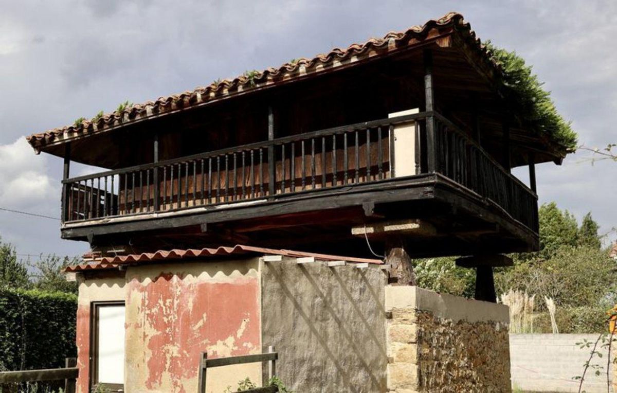 1.-El monumento en memoria de Alexander Fleming en la localidad de Vallín. 2.-La iglesia de Santa María de Limanes, que se encuentra en el concejo de Siero. 3.-Dos burros en una de las fincas de la parroquia. 4.-Epifanio Rodríguez y Balbina Álvarez, en la tienda que regenta la mujer. 5.-Uno de los hórreos de la parroquia de Limanes. | Irma Collín