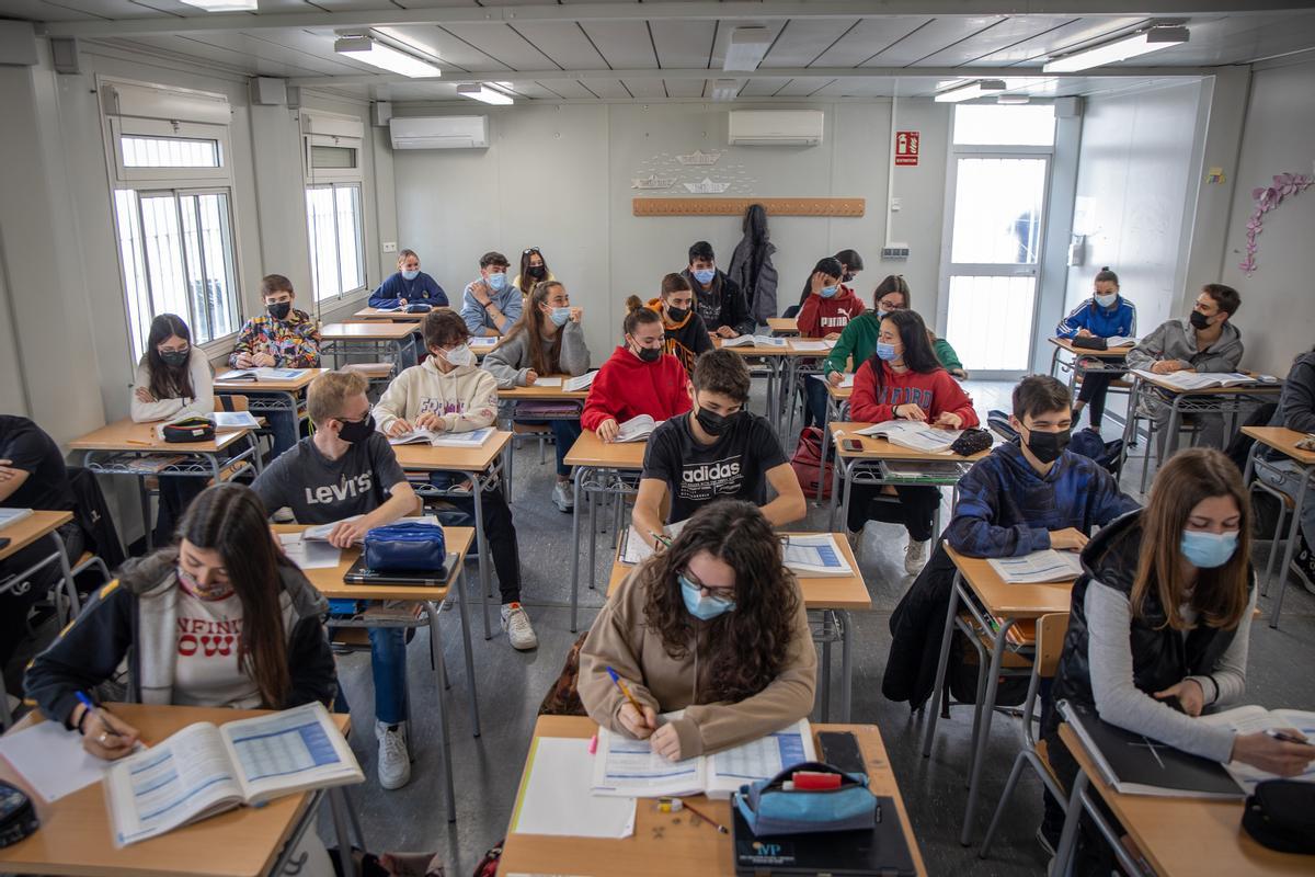 Alumnos de Bachillerato, con mascarilla, en el Instituto Valerià Pujol de Premià de Dalt.