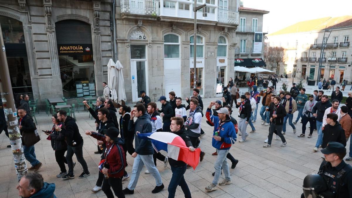 Los aficionados del Olympique de Lyon, rumbo a Balaídos desde la Porta do Sol