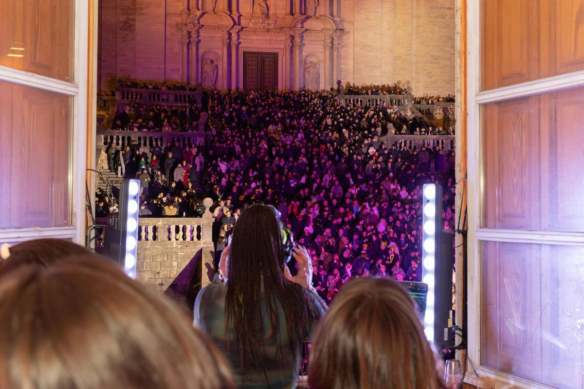 Les imatges de les campanades a la plaça de la Catedral