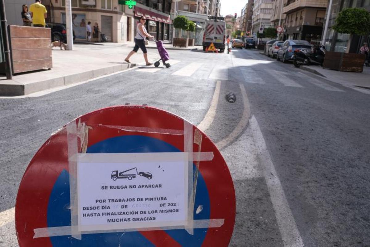Una señal prohíbe aparcar al pintarse este miércoles la nueva ciclocalle. | ÁXEL ÁLVAREZ