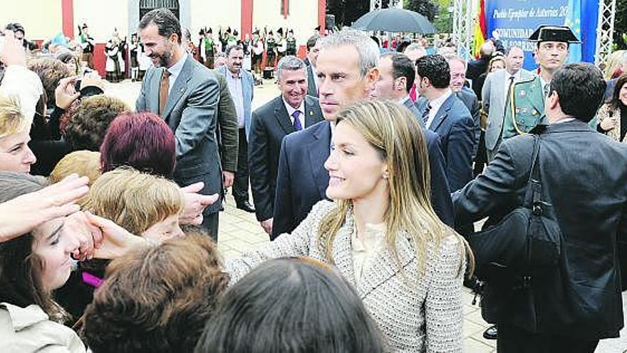 Doña Letizia, saludando a los vecinos de Sobrescobio el pasado mes de octubre, con don Felipe en segundo término.