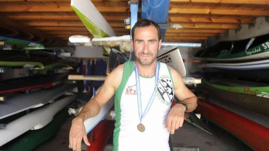 David Mosquera posa en el hangar del Ría de Betanzos con la medalla de bronce del Europeo de 2014 .