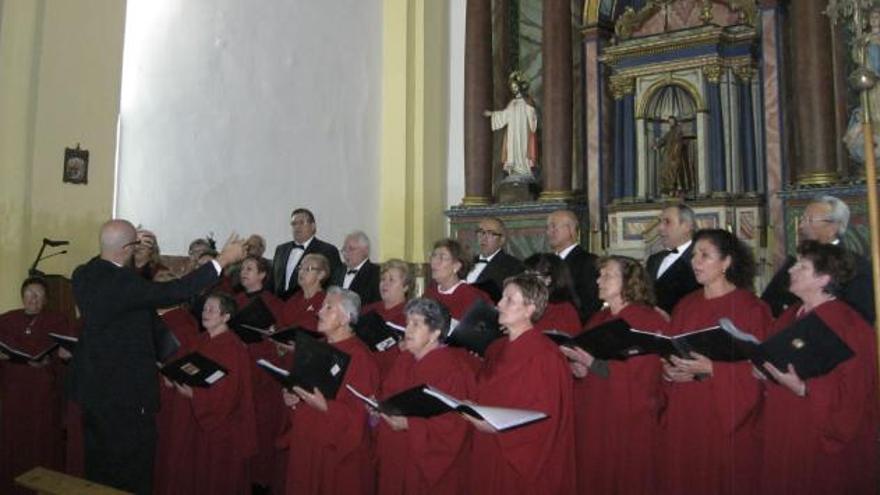 Una actuación de la coral polifónica de Santa Cristina en la iglesia parroquial.