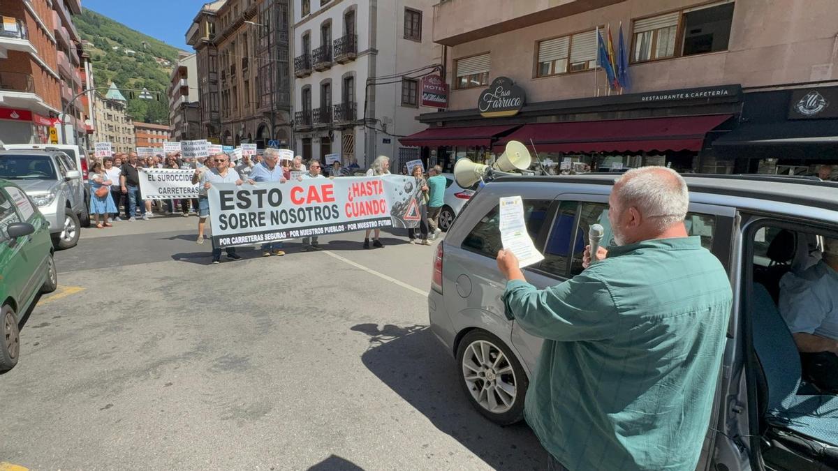 Así fue la manifestación en Cangas del Narcea para exigir unas carreteras dignas