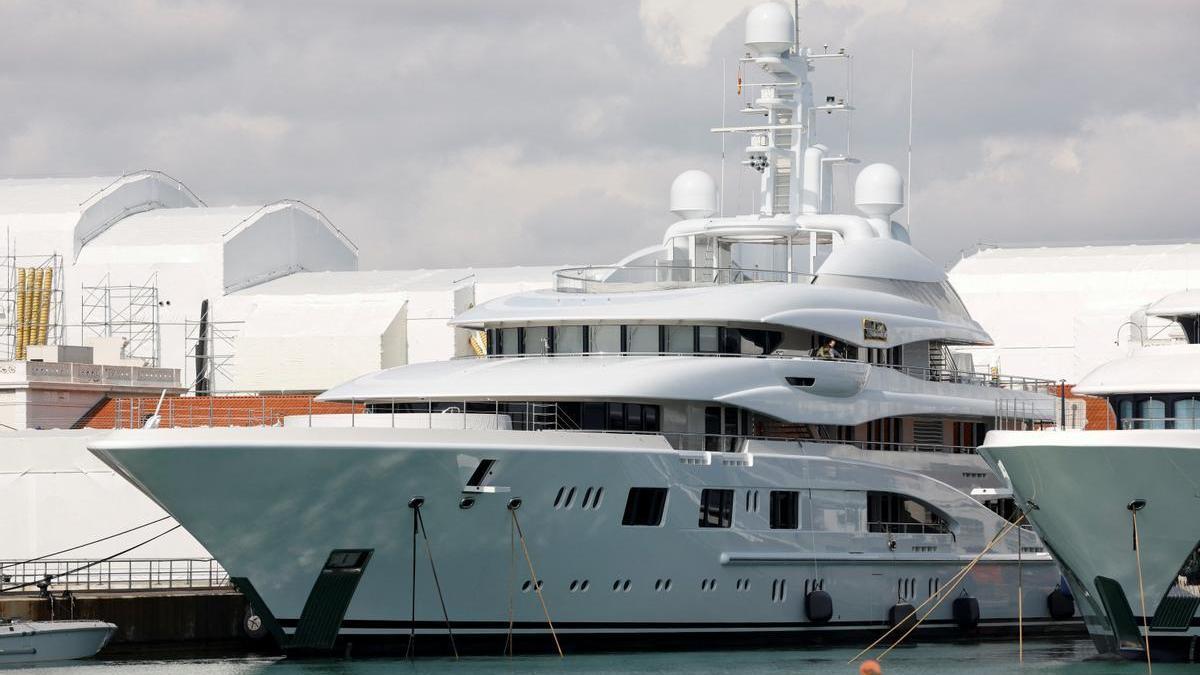 Vista del superyate de lujo ’Valerie’ atracado en el Puerto de Barcelona.