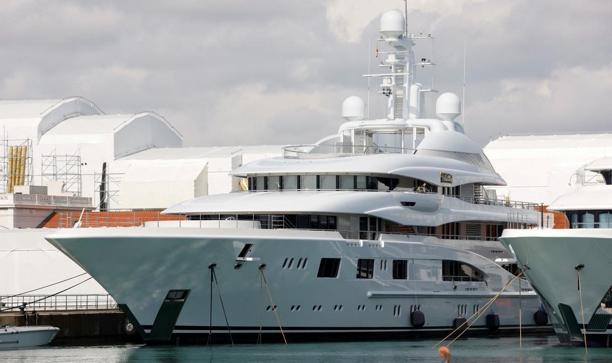 Vista del superyate de lujo ’Valerie’ atracado en el Puerto de Barcelona.