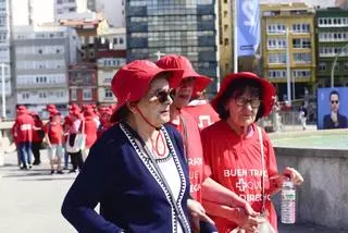 Voluntarios de Cruz Roja acompañan a mayores en un paseo por el Día contra el abuso y maltrato en la vejez