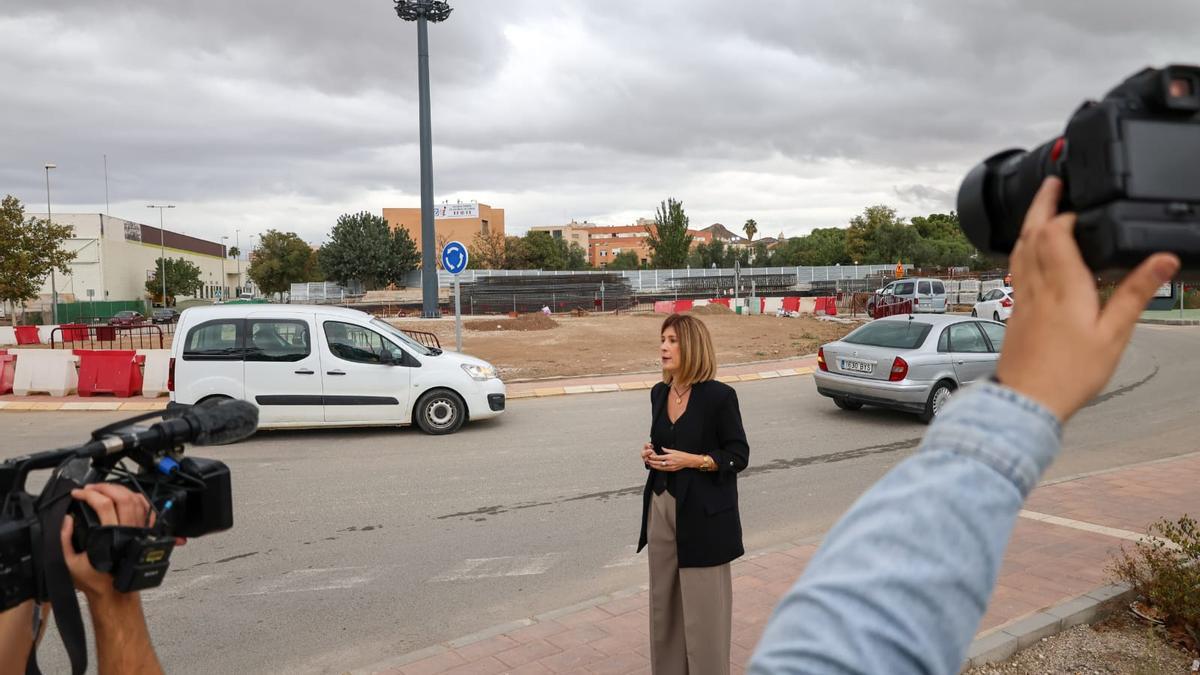 Rosa Medina junto a la rotonda del Felipe VI.