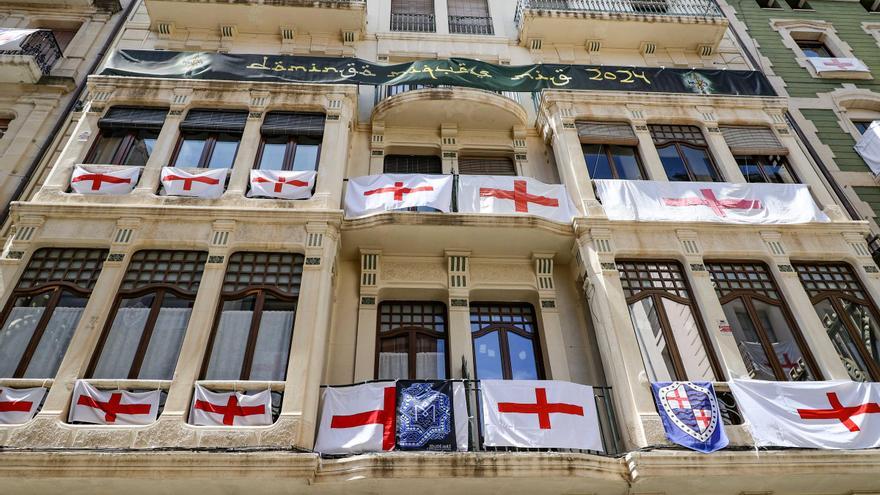 Alcoy se engalana para sus Fiestas de Moros y Cristianos