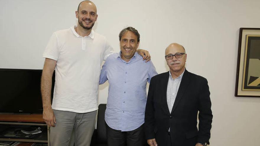 Carlos Jiménez, director deportivo; Luis Casimiro, entrenador; y el presidente, Eduardo García.