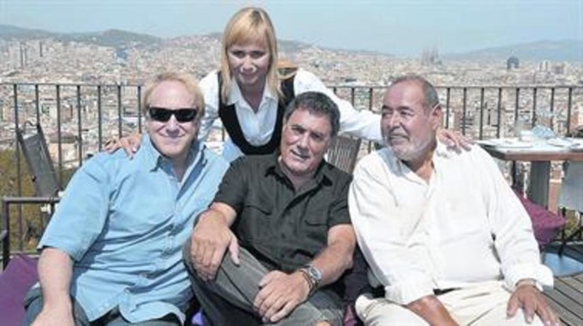 Els trincos Josep Maria Mainat, Toni Cruz i Miquel Àngel Pascual amb Mònica Terribas, directora de TVC. Els trincos Josep Maria Mainat, Toni Cruz i Miquel Àngel Pascual amb Mònica Terribas, directora de TVC.