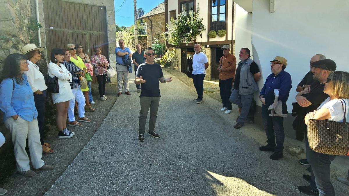 Escritores cangueses y acompañantes ante la casa natal de Alejandro Casona.