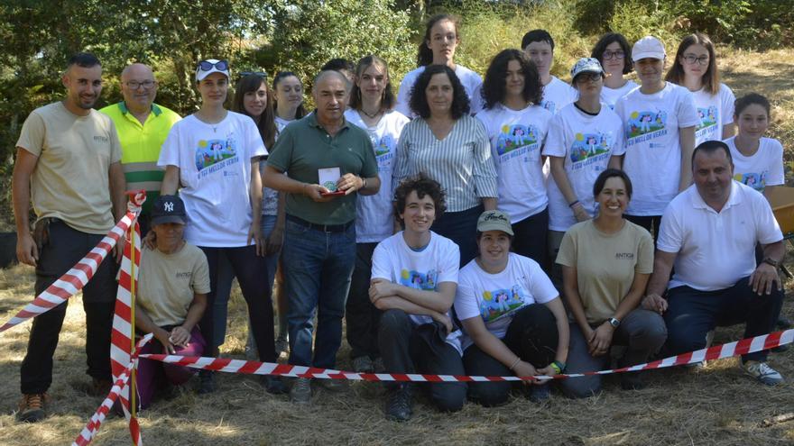 Voluntarios do campamento Castro Lupario sacan á luz uns 50 fragmentos de cerámica da época castrexa