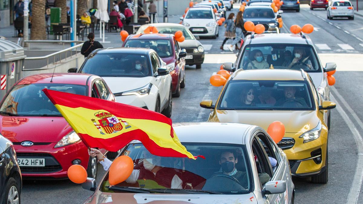 La protesta contra la ley Celaá llena de coches el centro de Alicante