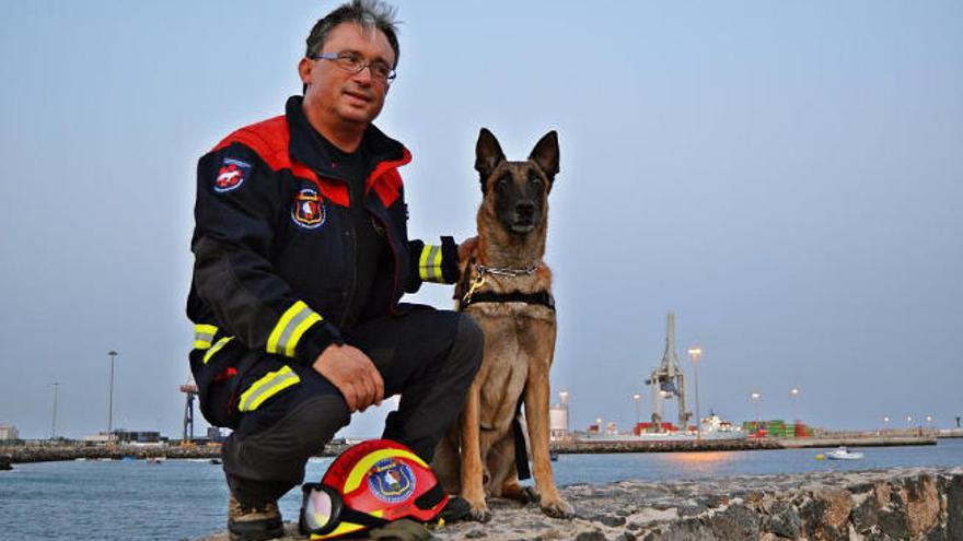 José Manuel Pérez junto a su perro pastor belga Atila en Puerto del Rosario, en una imagen de archivo.