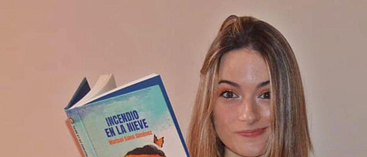 Marisol Sales Giménez rodeada de libros.