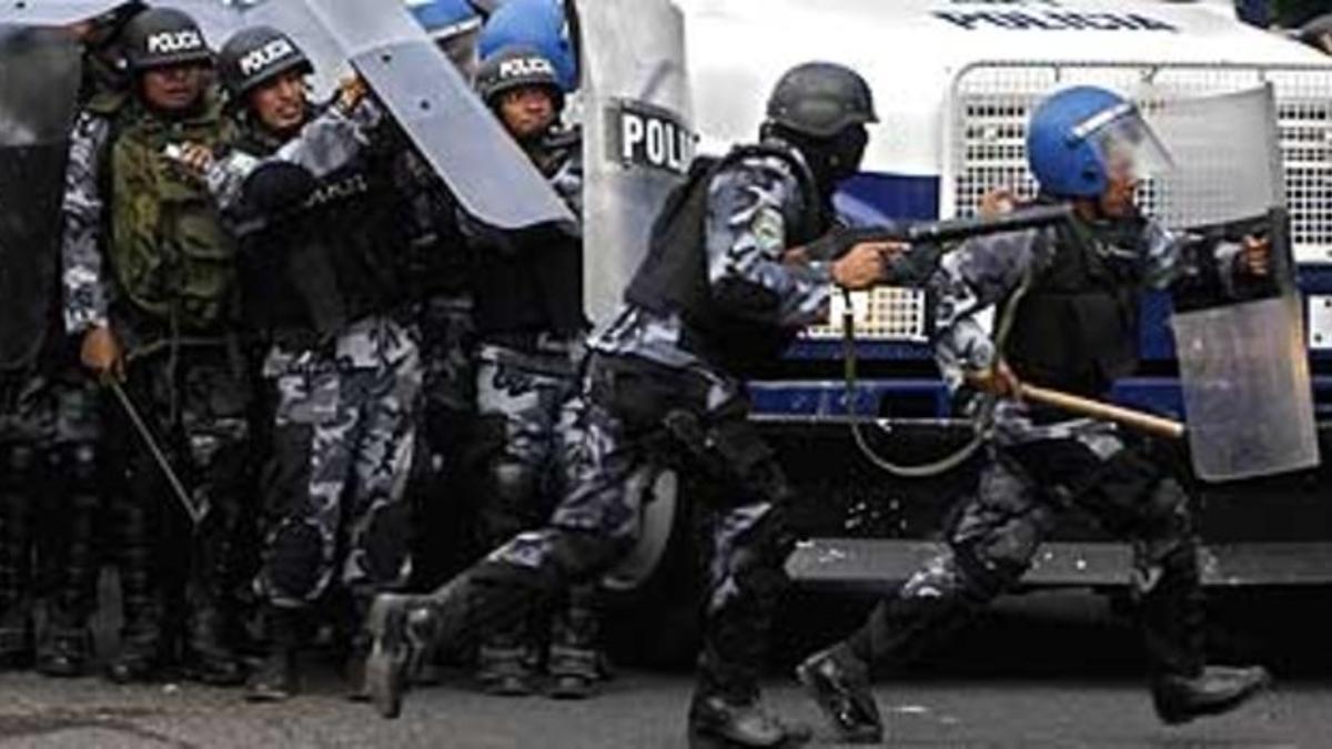 La policía se dirige a la zona de los disturbios en Tegucigalpa.