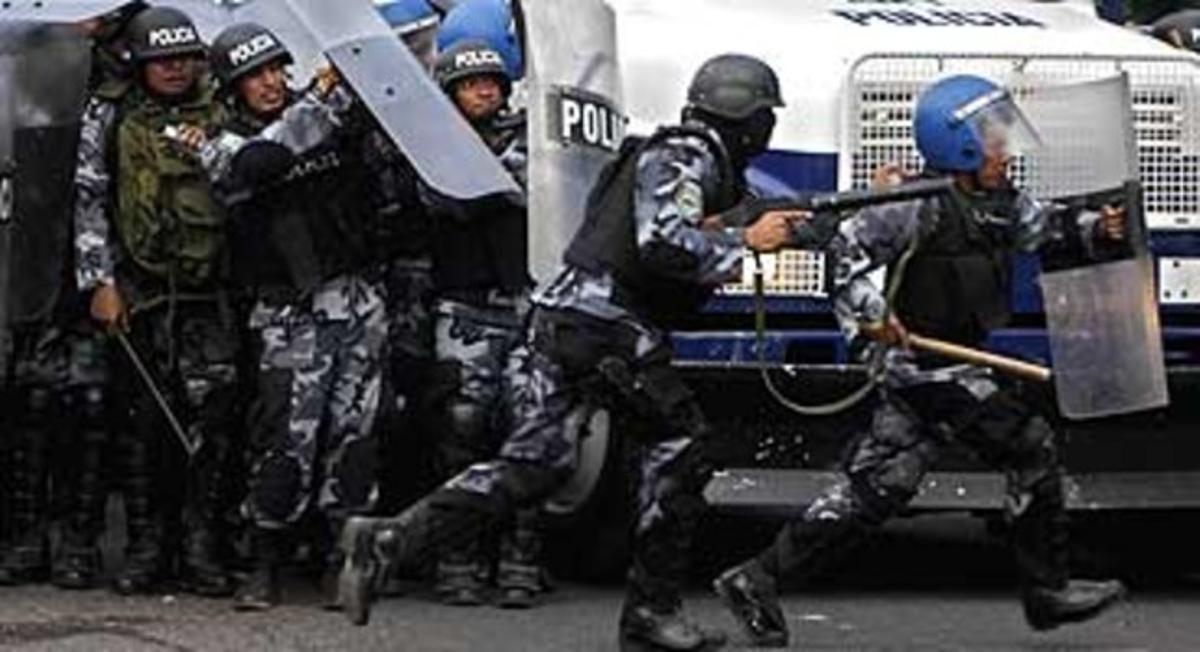 La policia es dirigeix a la zona dels disturbis a Tegucigalpa.