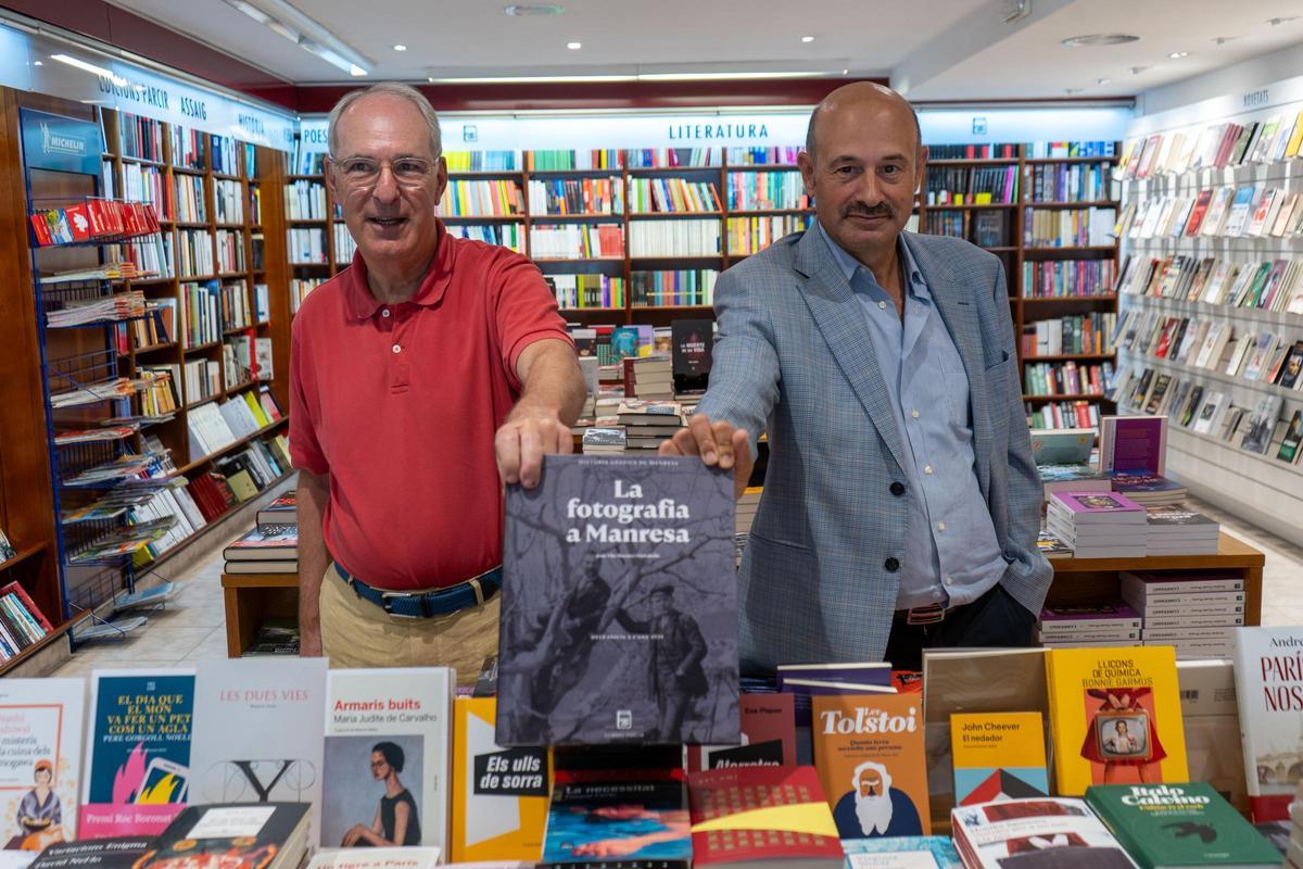 Joan Vila-Masana i Antoni Daura amb el volum que es presenta dilluns
