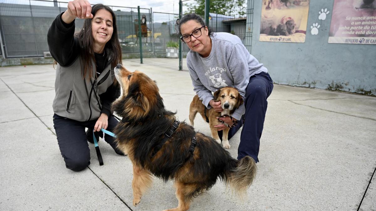 Gloria Cubas (dcha), en el refugio de Os Palleiros.