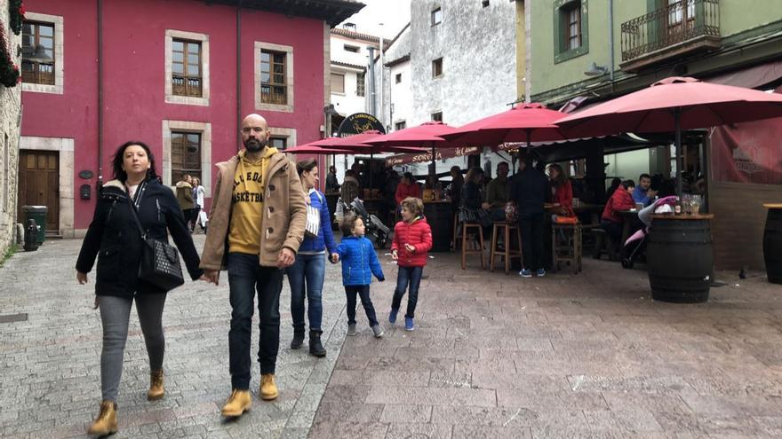 Turistas por las calles de Llanes.    | M. C.