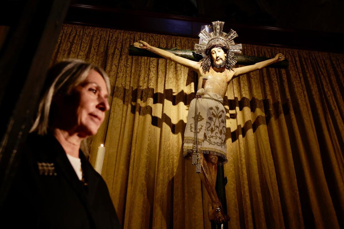 La restauradora y conservadora de la Catedral Ana Ordóñez, frente a la talla del Santo Cristo de Lepanto tras su restauración.