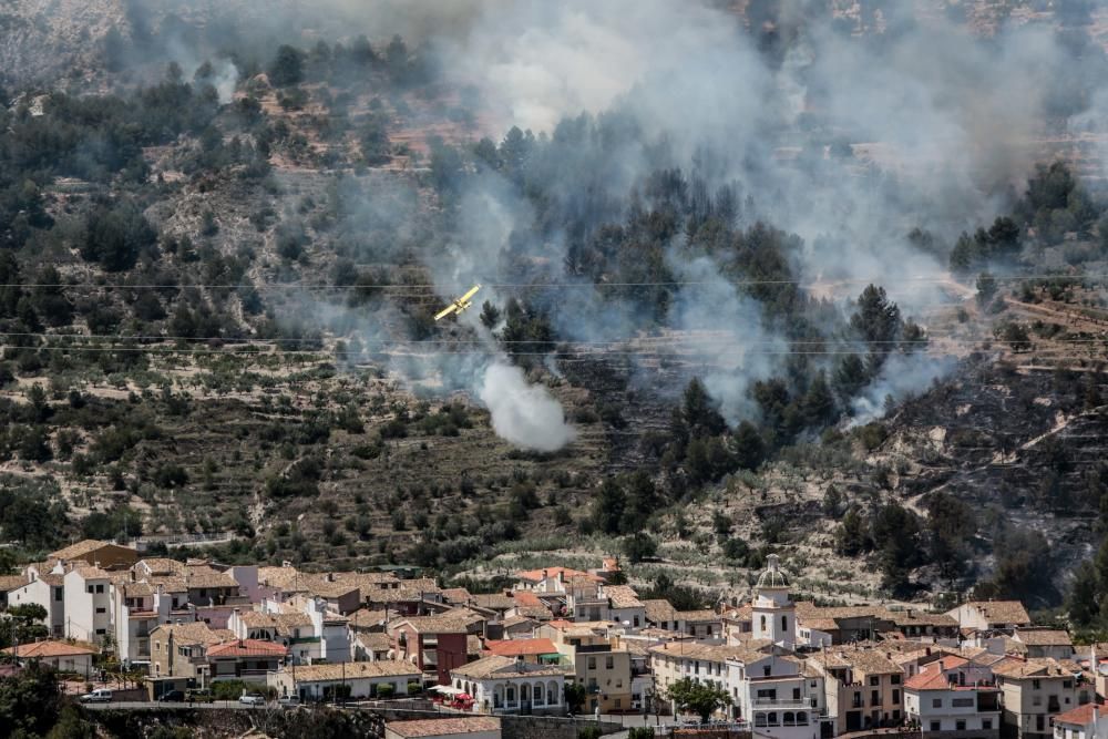 Incendio forestal en el pantano de Guadalest