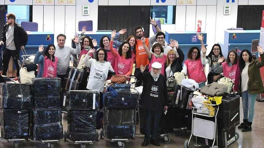 Los voluntarios del proyecto Coruña Cura, ayer, en el aeropuerto de Alvedro.