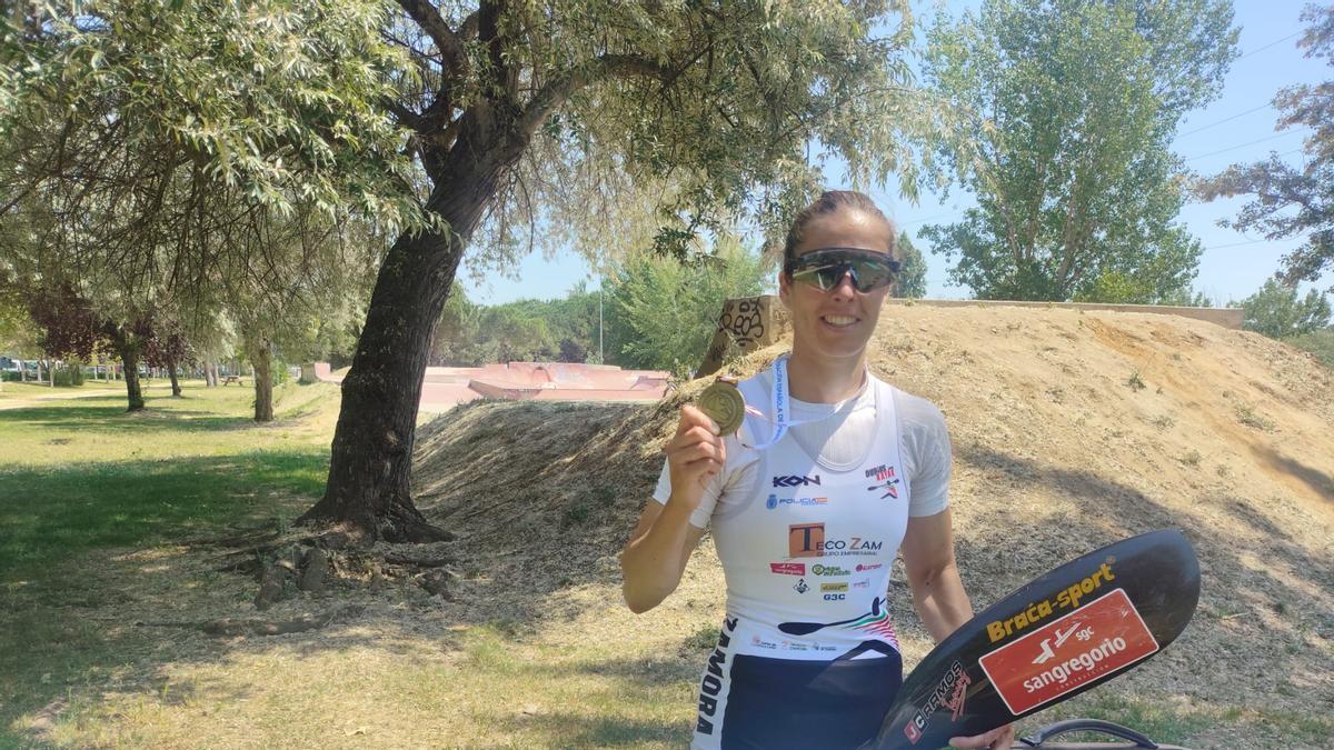 Eva Barrios, con su medalla de oro.