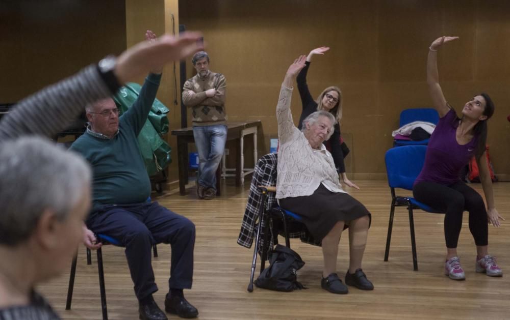 Bailarines de la compañía neoyorquina de Mark Morris imparten una clase en Oviedo para mejorar el equilibrio y la flexibilidad de enfermos con temblores