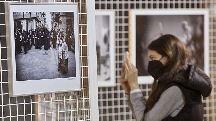 Una mujer fotografía una de las imágenes de la muestra. | L.O.