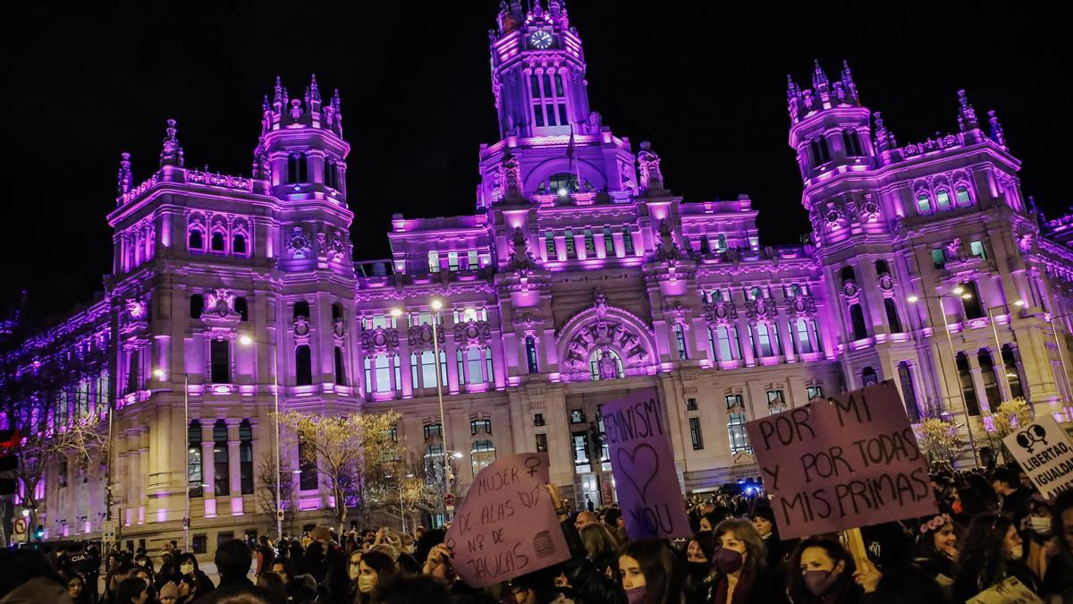 Un grupo de personas participa en una manifestación por el 8M.